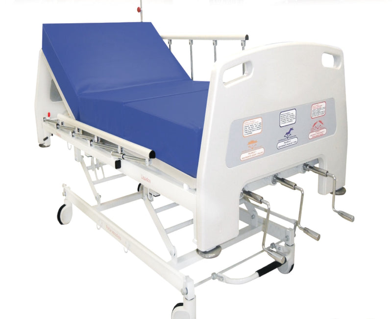 Cama de tres manivelas con RCP superficie de paciente en ABS (Incluye porta sueros cromado) EC01018 - RIESTER MEXICO